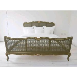 Lit ancien en rotin français, taille king, laqué vert