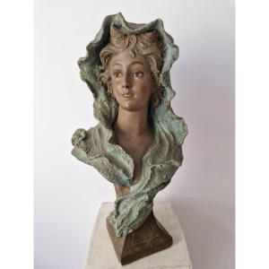 Buste Art Déco français en plâtre patiné représentant une figure féminine