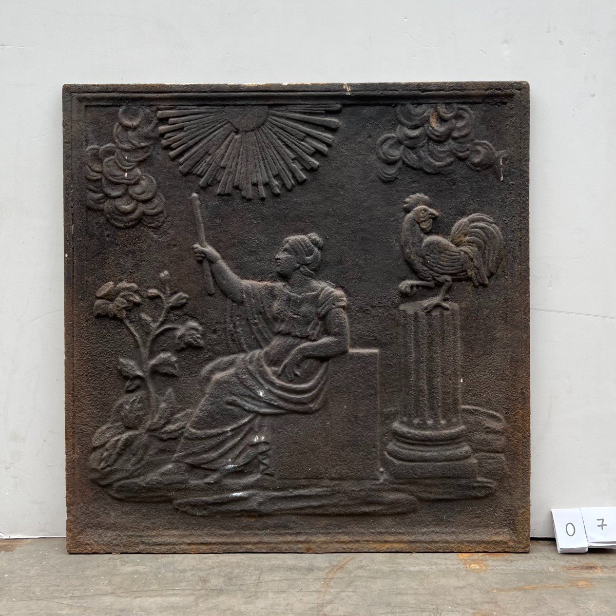 Plaque de chemin&eacute;e en fonte &agrave; d&eacute;cor all&eacute;gorique de l&#039;aurore, XIXe