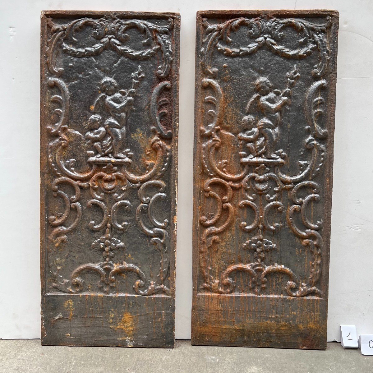 Paire de plaques de chemin&eacute;e en fonte, XIXe