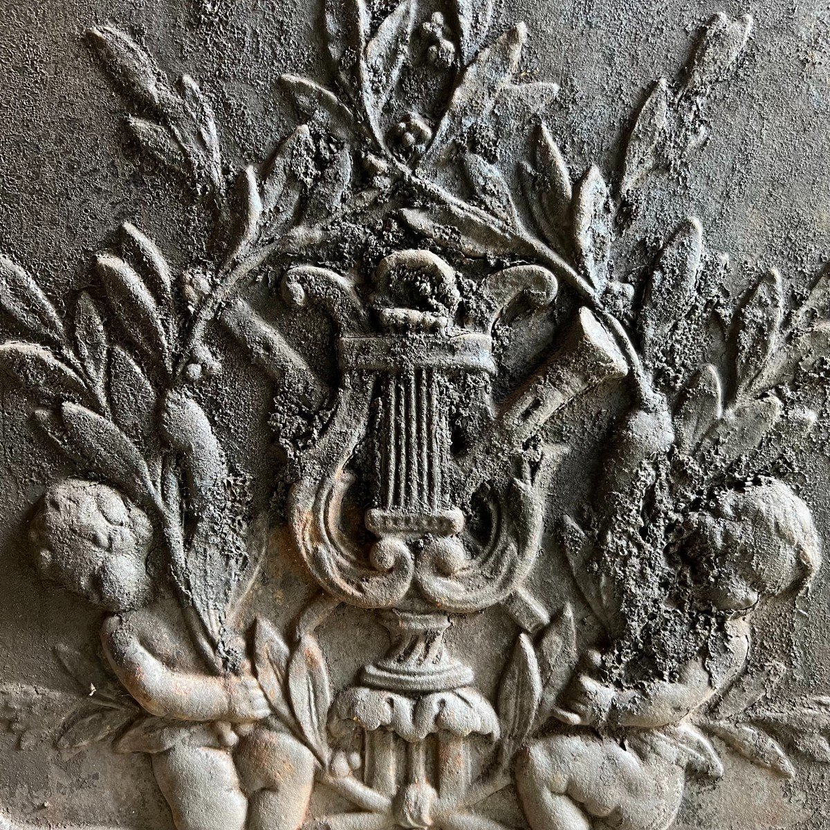 Plaque de chemin&eacute;e en fonte aux putti et &agrave; lyre, XIXe-photo-2