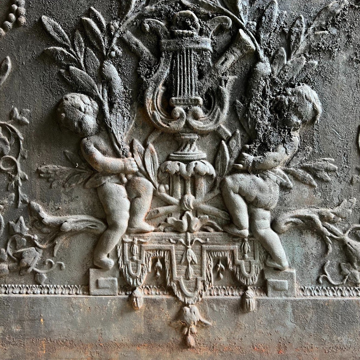 Plaque de chemin&eacute;e en fonte aux putti et &agrave; lyre, XIXe-photo-3