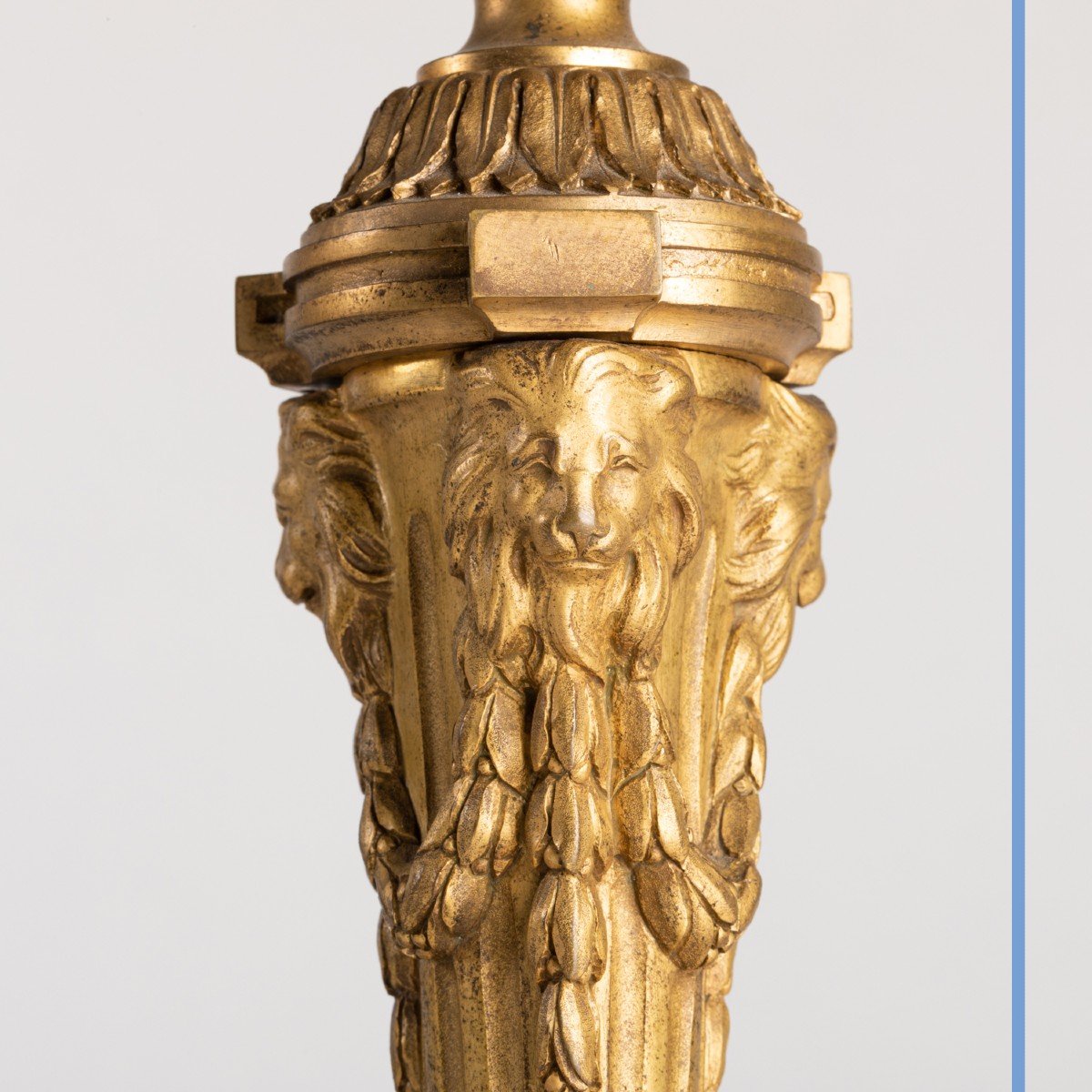 Paire de chandeliers aux têtes de lion en bronze doré, XIXe-photo-5
