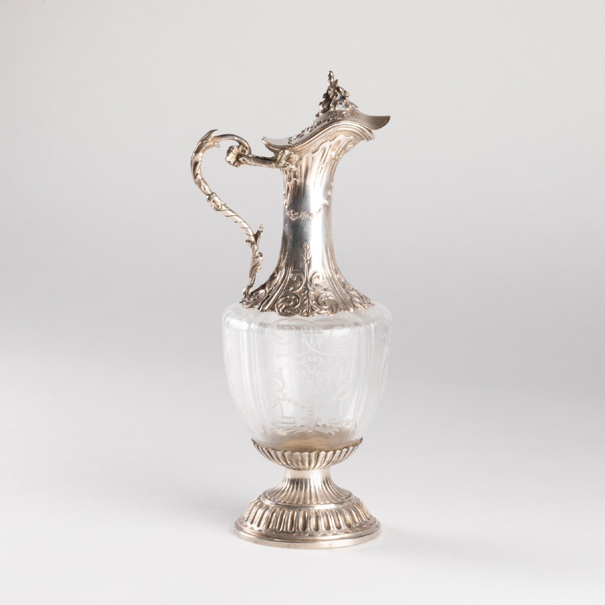 Aiguière de style Louis XV en cristal taillé et argent ciselé, XIXe