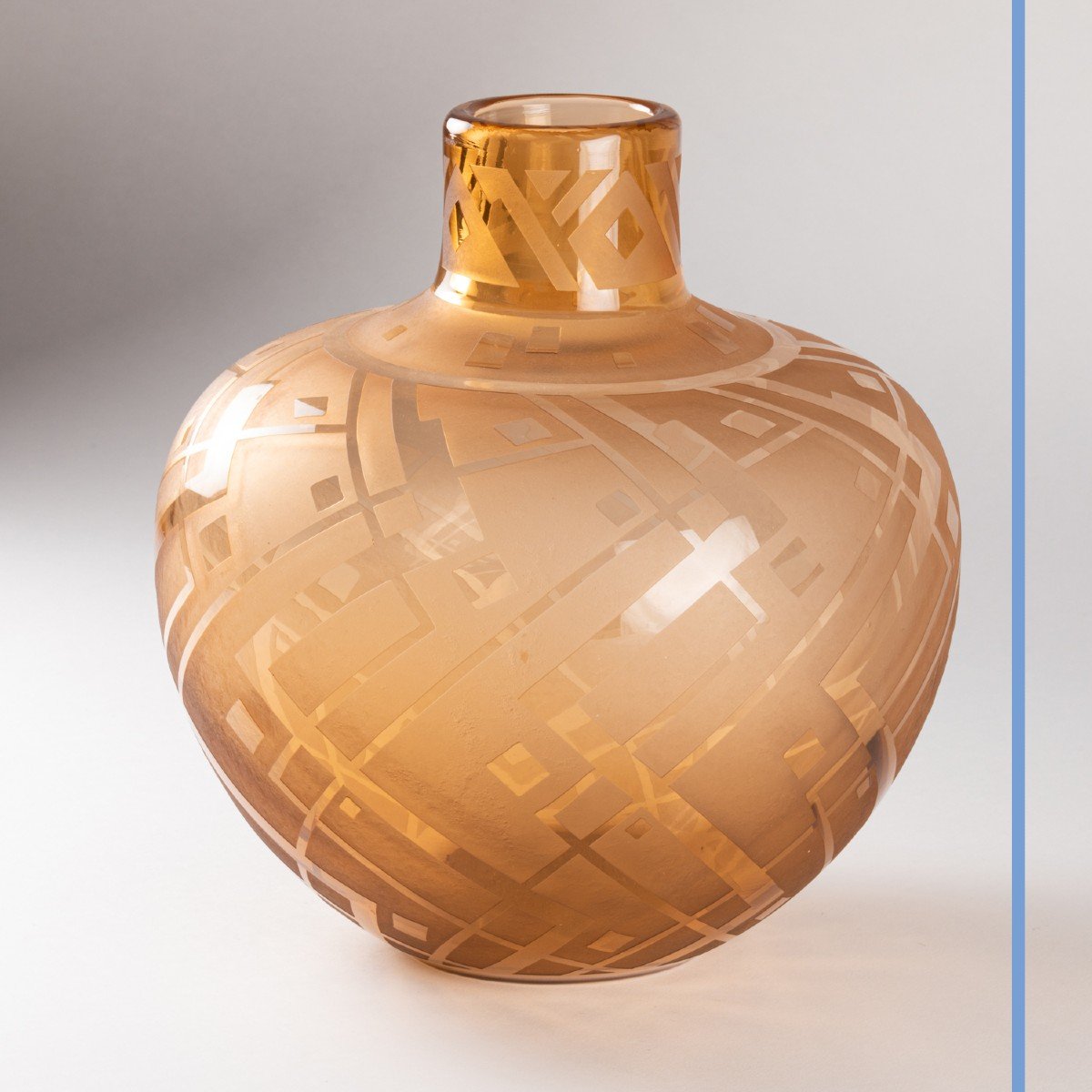 Daum - Nancy- France,  vase pansu en verre teinté topaze, XXe-photo-3