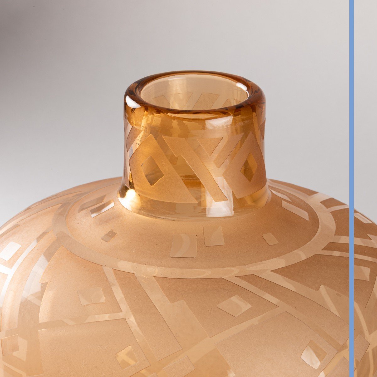 Daum - Nancy- France,  vase pansu en verre teinté topaze, XXe-photo-4