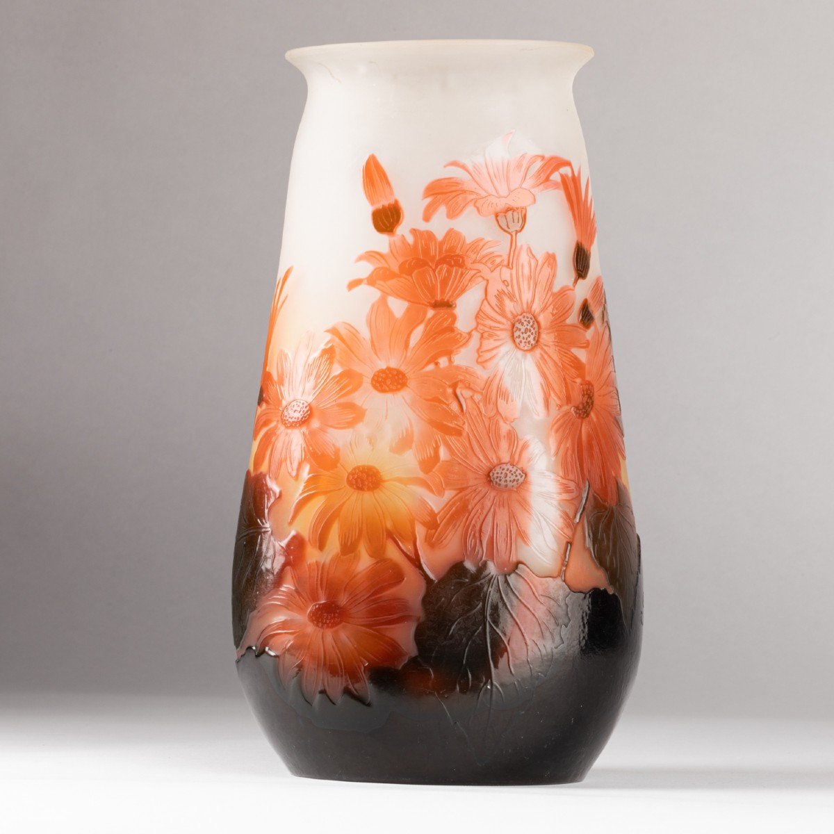 Emile Gallé (1846-1904), vase en verre multicouche aux Marguerites,  XXe