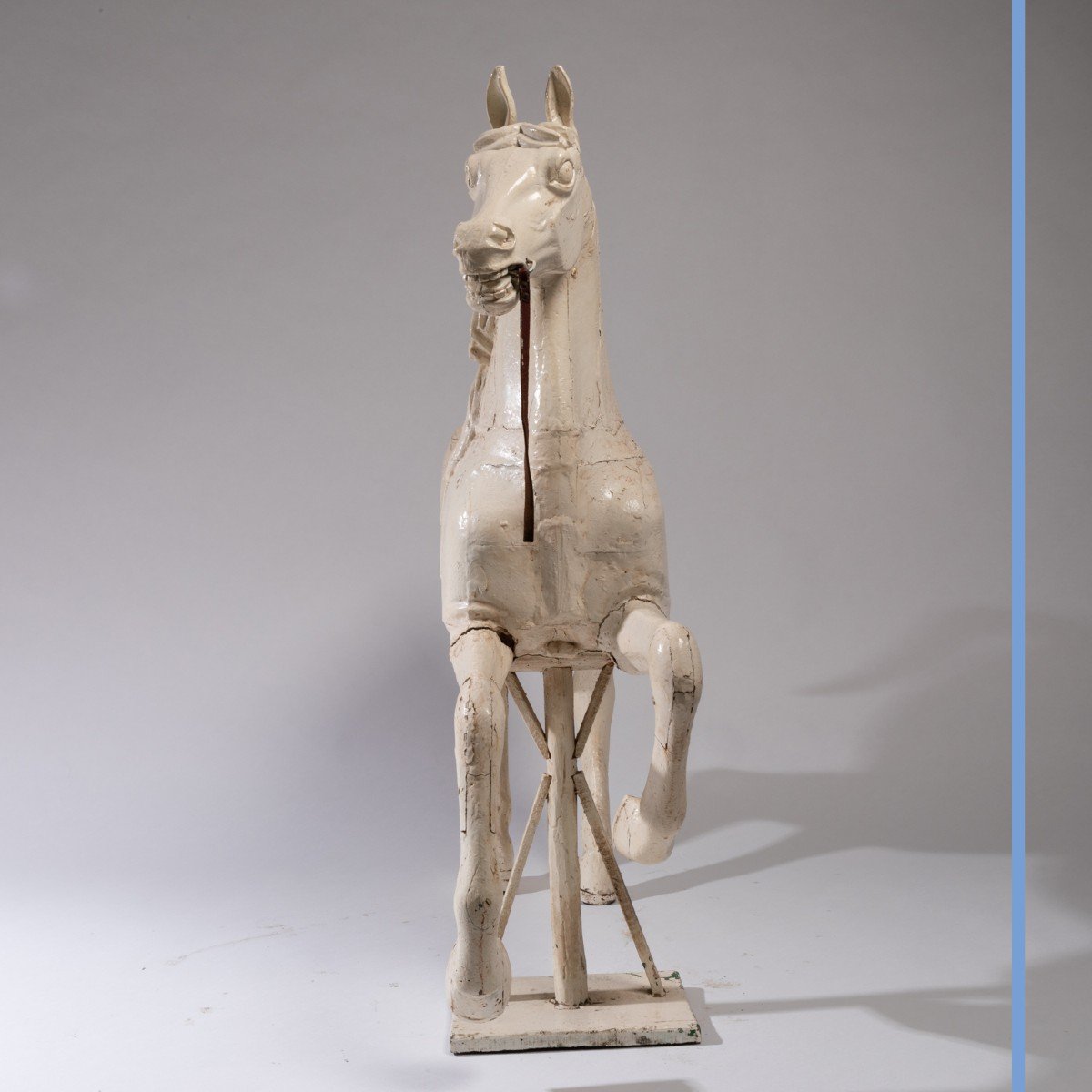 Cheval de manège en bois sculpté et laqué blanc, XXe-photo-2