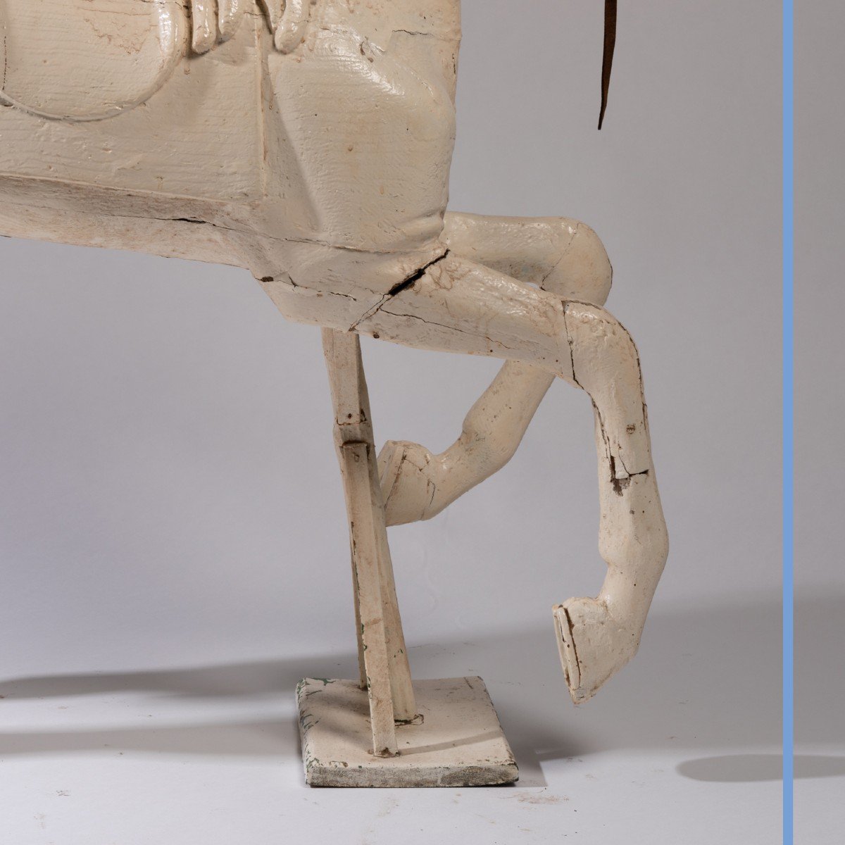 Cheval de manège en bois sculpté et laqué blanc, XXe-photo-5