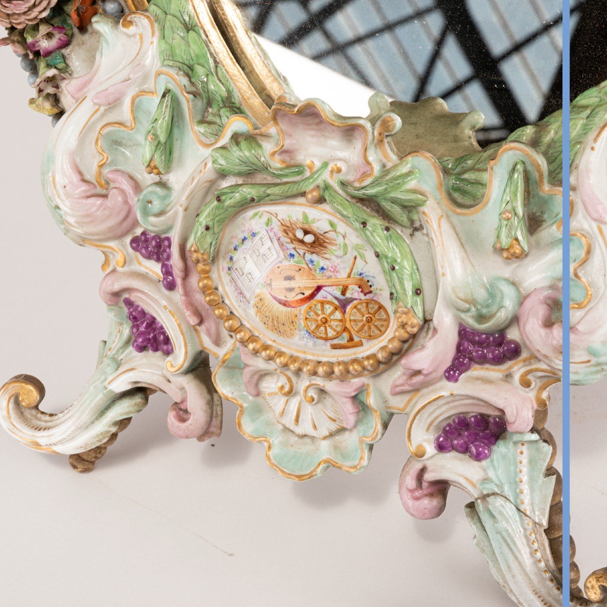 Dans le go&ucirc;t de Meissen, grand miroir de table en porcelaine, XIXe-photo-4