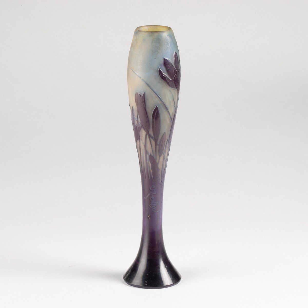 Emile Gall&eacute; (1846-1904), vase soliflore en verre multicouche &agrave; d&eacute;cor de fleurs de crocus, XIXe