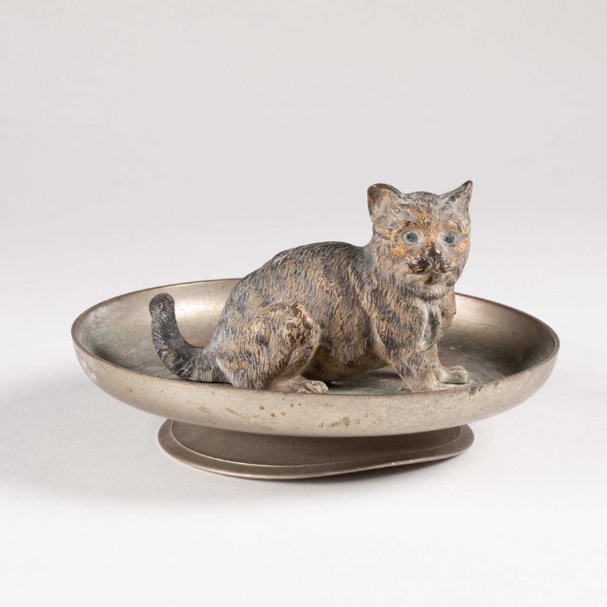 Chat dans une coupelle en bronze de Vienne, XIXe