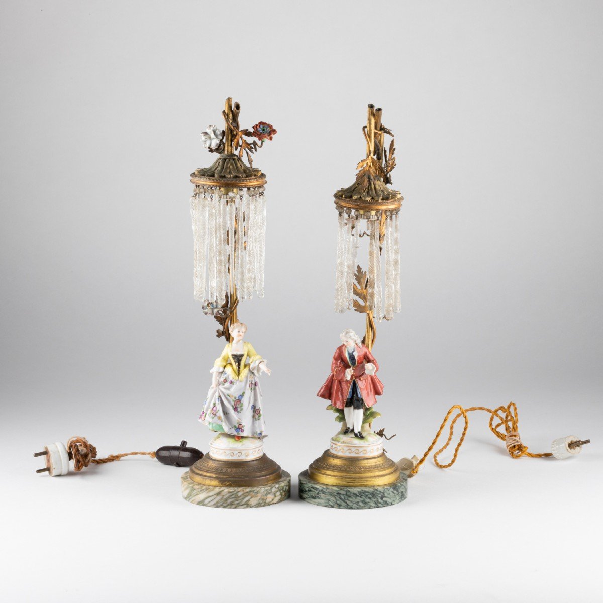Paire de lampes de chevets, porcelaine et verre, fin XIXe, début XXe