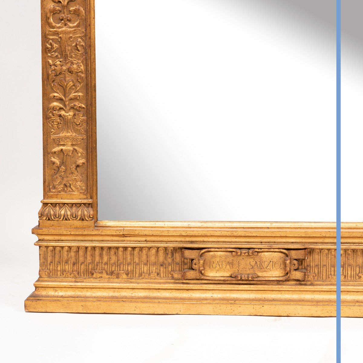 Cadre en bois doré architecturé à décor en bas relief, XIXe-photo-3