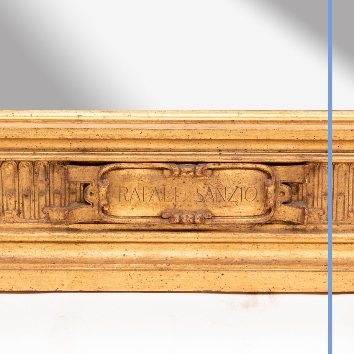 Cadre en bois doré architecturé à décor en bas relief, XIXe-photo-2