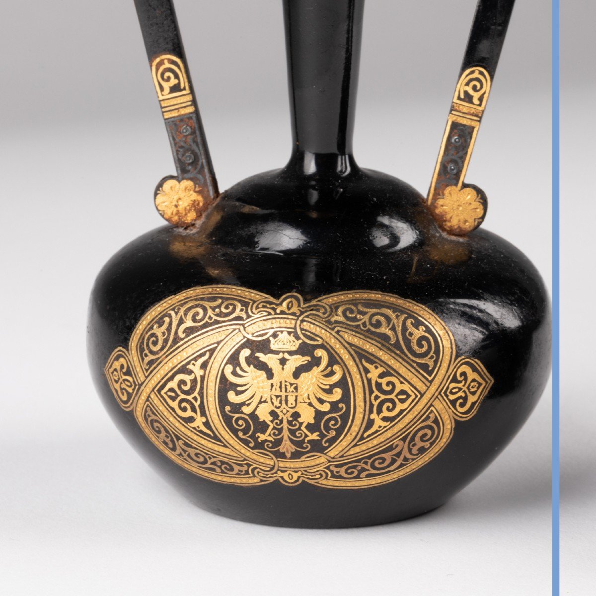 Paire de vases soliflore en métal laqué noir et doré, Espagne, XIXe-photo-3