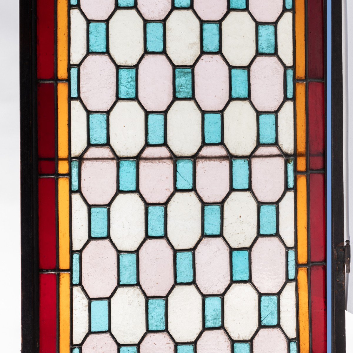 Paire de vitraux à motifs géométriques et portraits, XIXe-photo-1