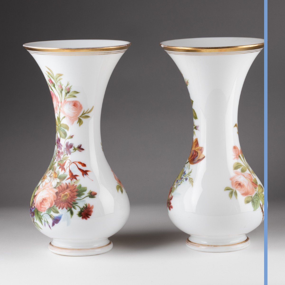 Paire de vases en opaline blanche à décor de fleurs polychromes, XIXe-photo-1