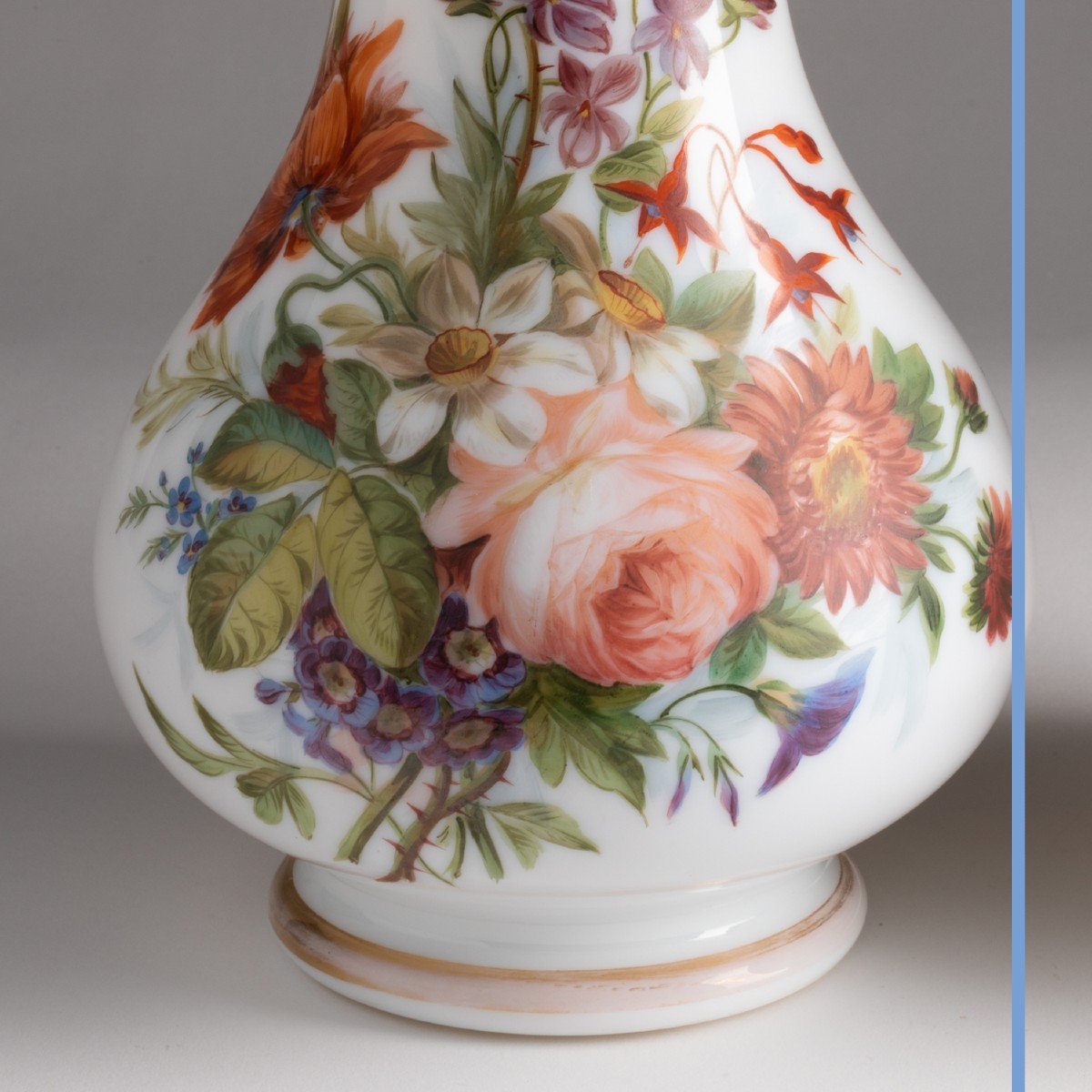Paire de vases en opaline blanche à décor de fleurs polychromes, XIXe-photo-3