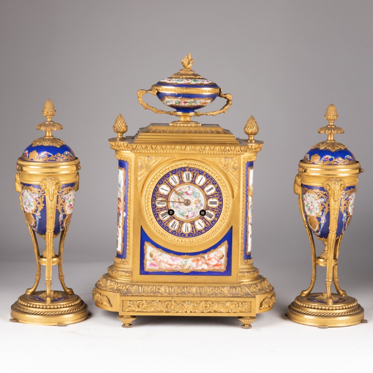 Jean Baptiste Delettrez (1816-1887), garniture de cheminée en bronze et porcelaine, XIXe