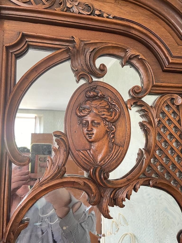 Armoire et lit de style Louis XV en noyer sculpté, XIXe-photo-1