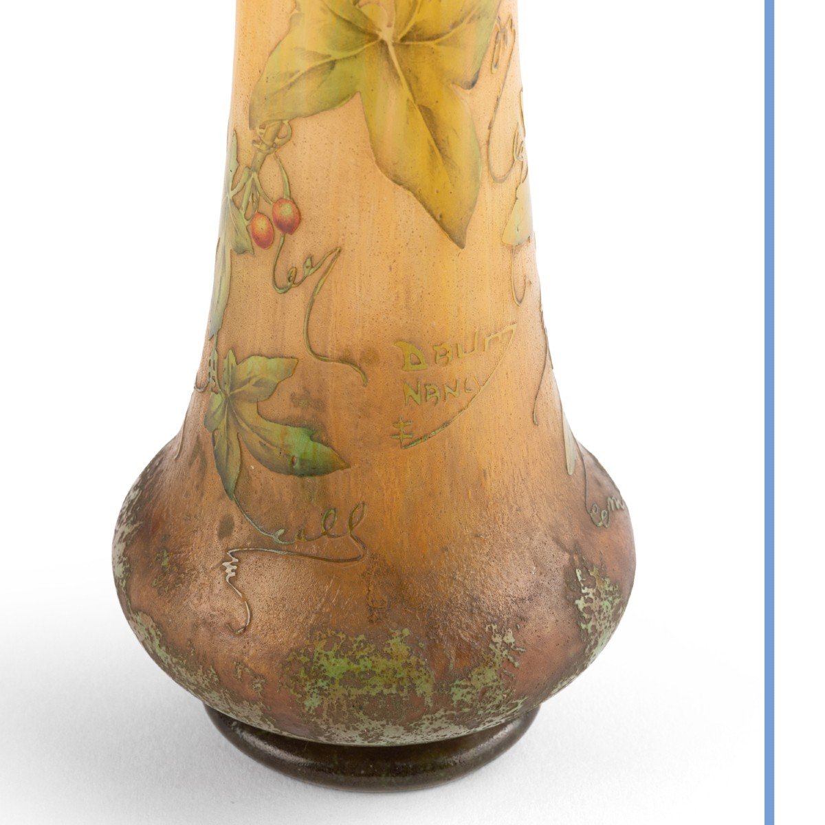 Daum Nancy à la croix de Lorraine, vase en verre  multicouche aux baies rouges, XXe-photo-2