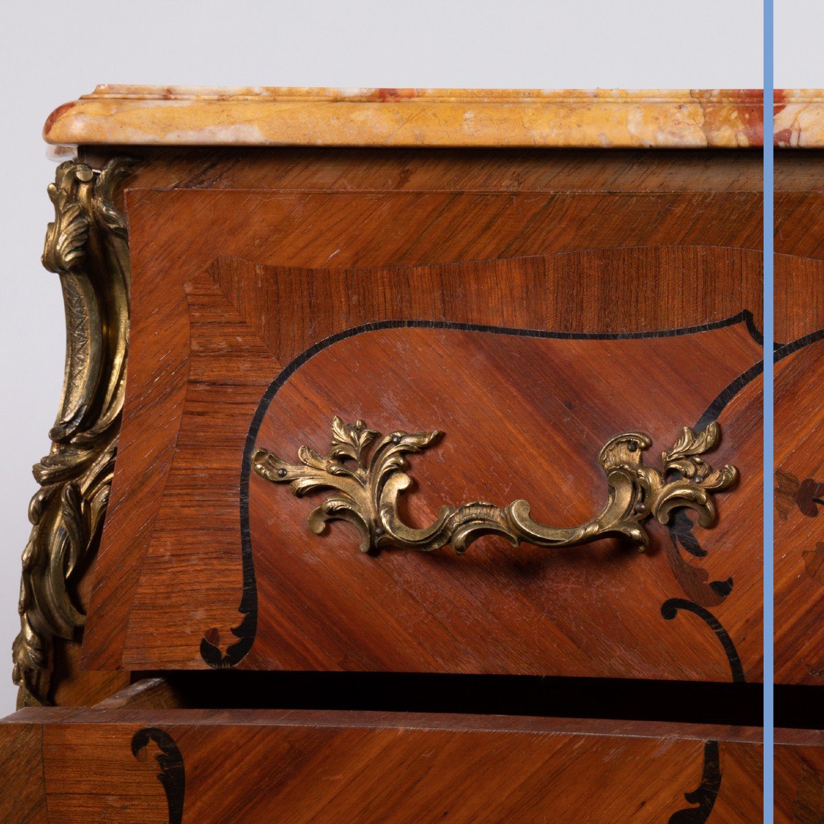 Commode sauteuse en bois de placage marquet&eacute;e de style Louis XV, XIXe-photo-3