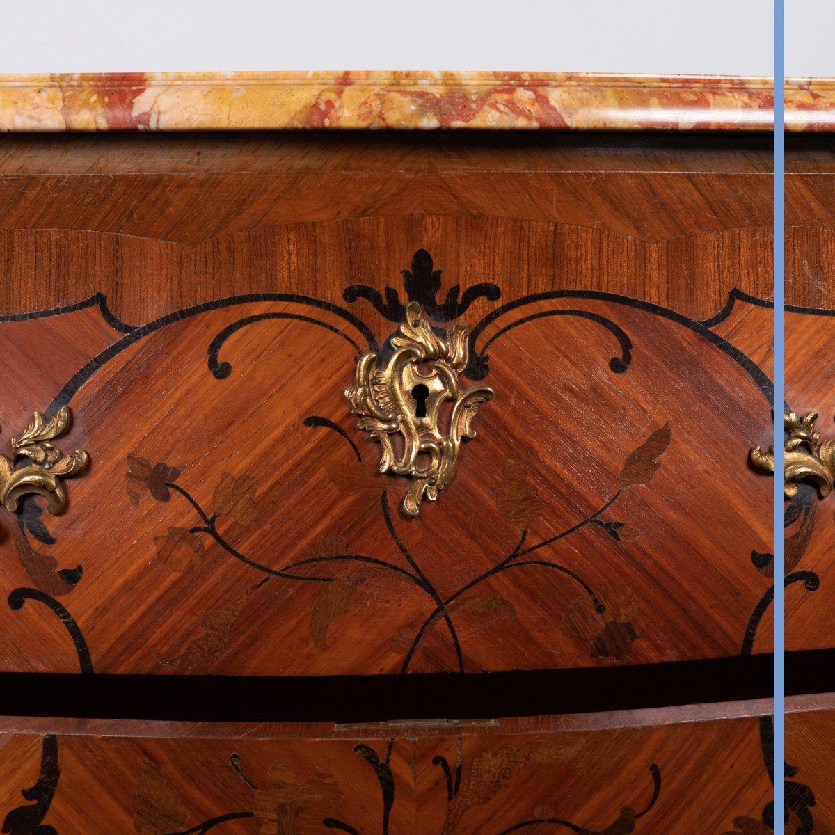 Commode sauteuse en bois de placage marquet&eacute;e de style Louis XV, XIXe-photo-4