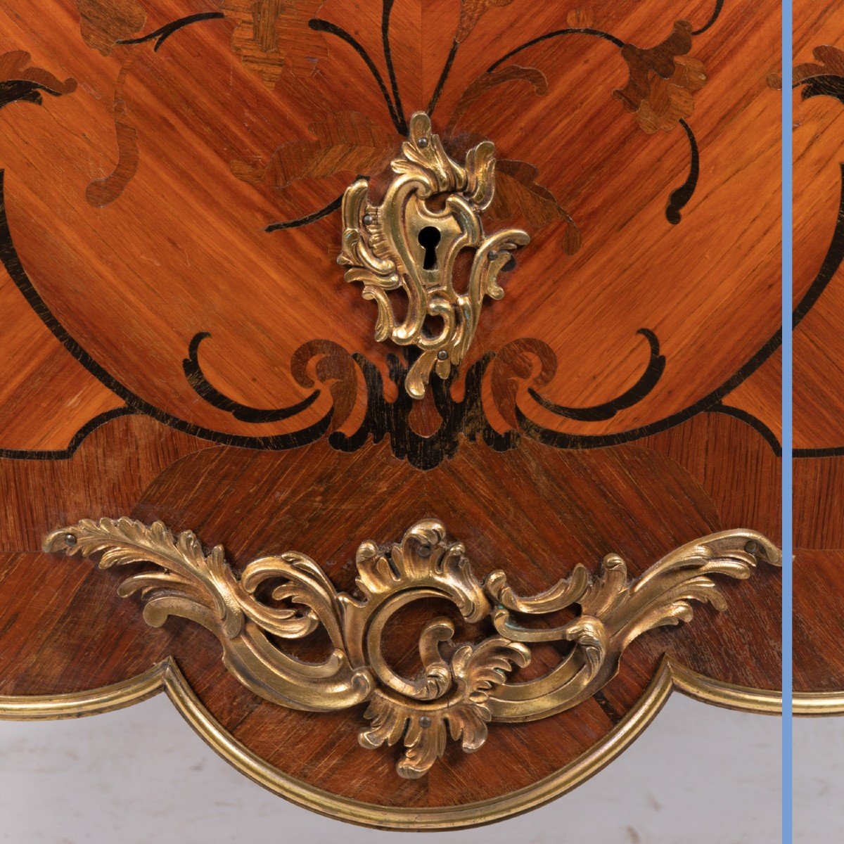 Commode sauteuse en bois de placage marquet&eacute;e de style Louis XV, XIXe-photo-5