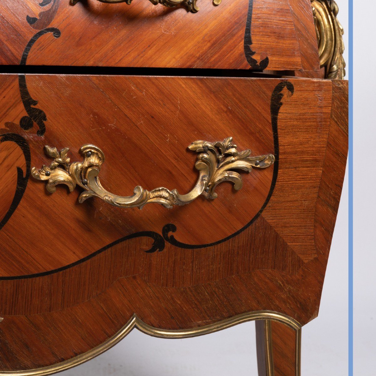 Commode sauteuse en bois de placage marquet&eacute;e de style Louis XV, XIXe-photo-6