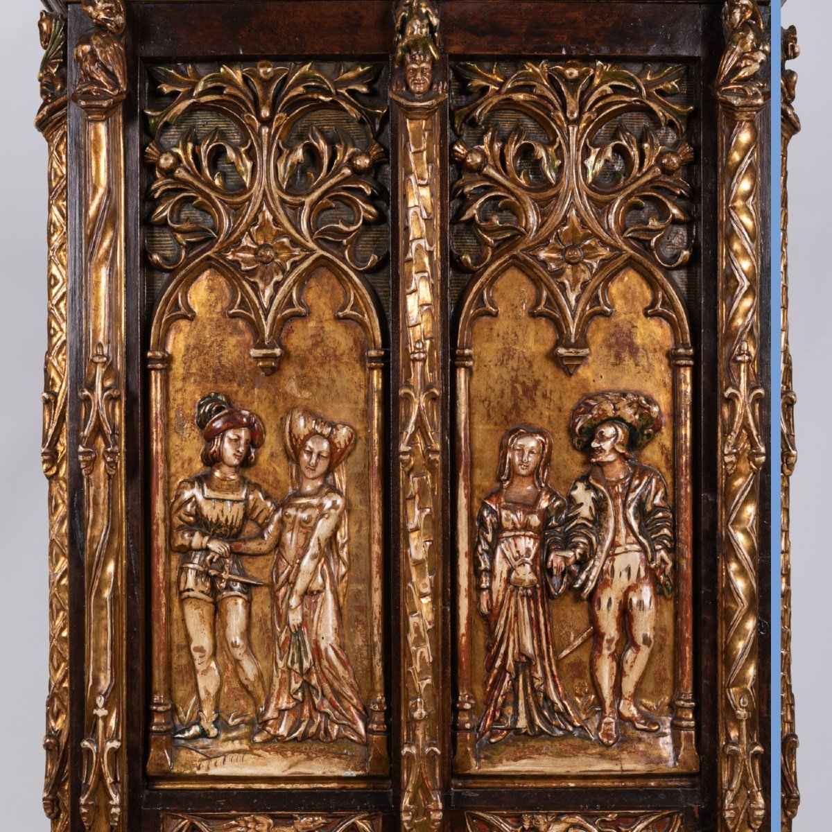 Armoire n&eacute;ogothique en bois richement sculpt&eacute;, laqu&eacute; polychrome et dor&eacute;, XIXe-photo-4