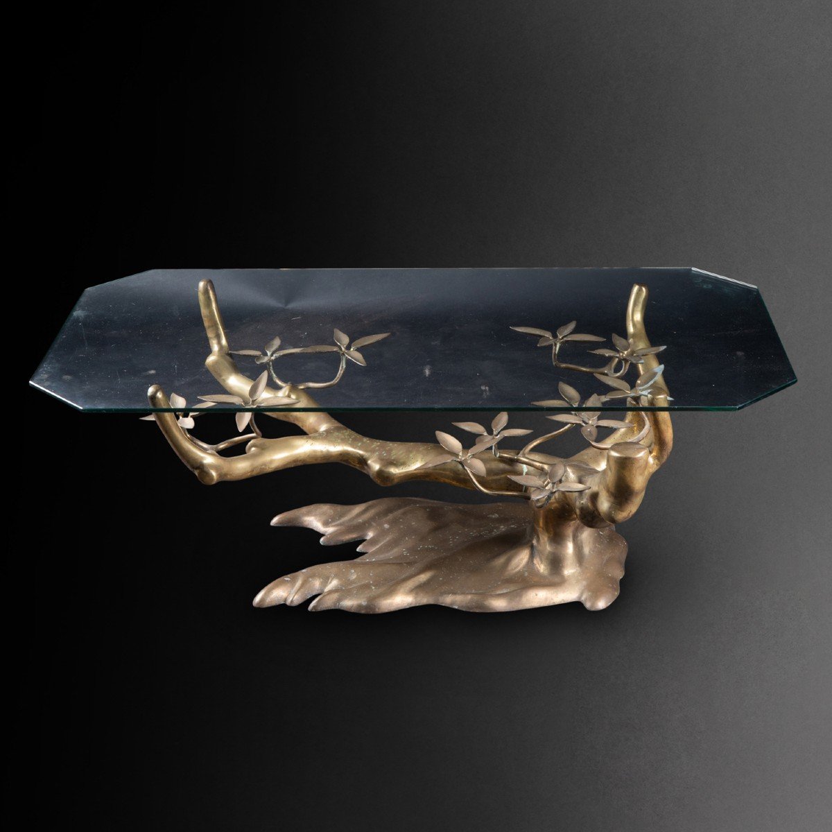 Willi Daro, table basse  dite Bonsai, bronze dor&eacute; et plateau en verre translucide biseaut&eacute;, XXe