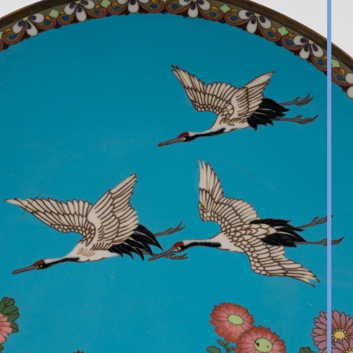 Paire de plats d&eacute;coratifs de forme ronde en &eacute;maux cloisonn&eacute;s, Japon, XIXe-photo-2