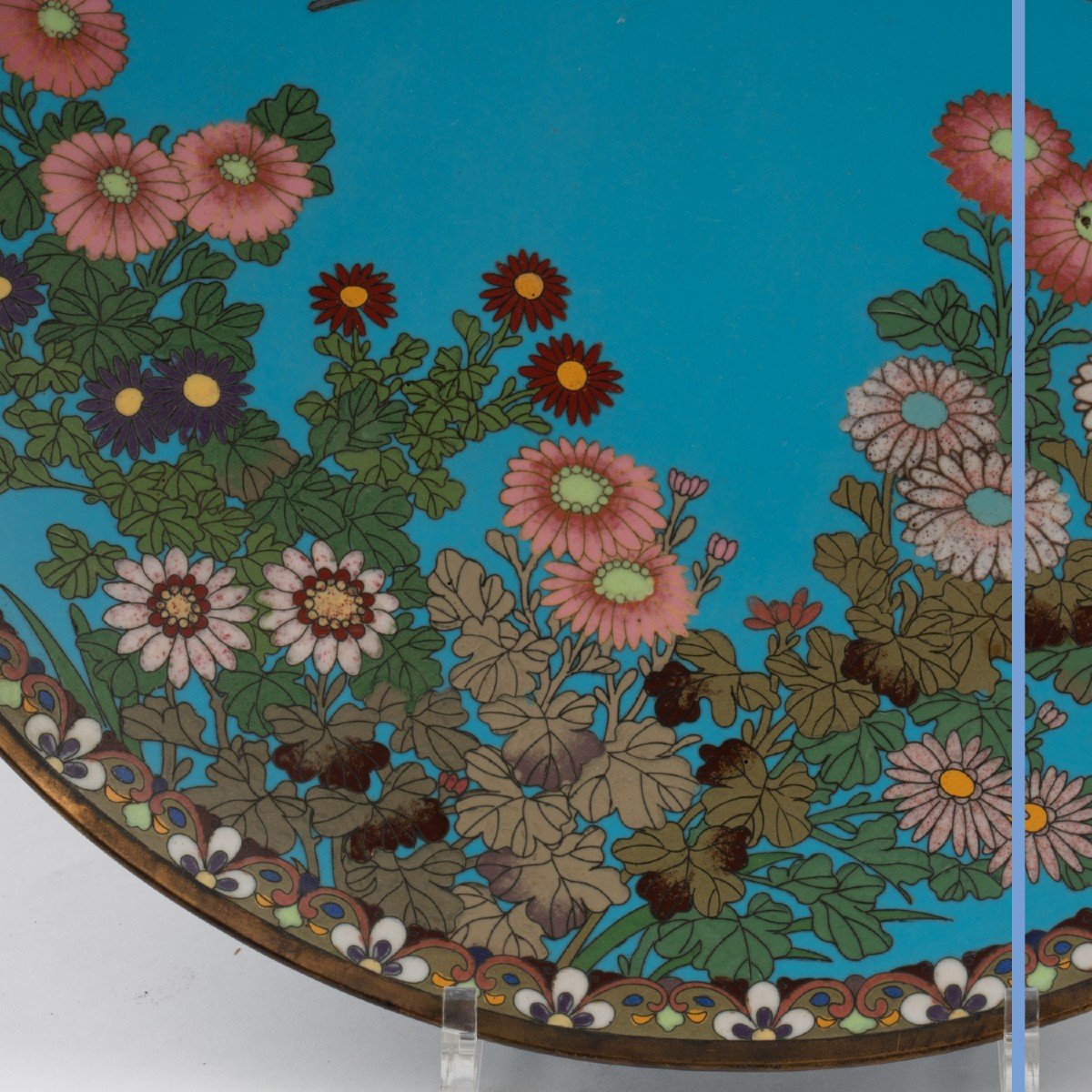 Paire de plats d&eacute;coratifs de forme ronde en &eacute;maux cloisonn&eacute;s, Japon, XIXe-photo-3