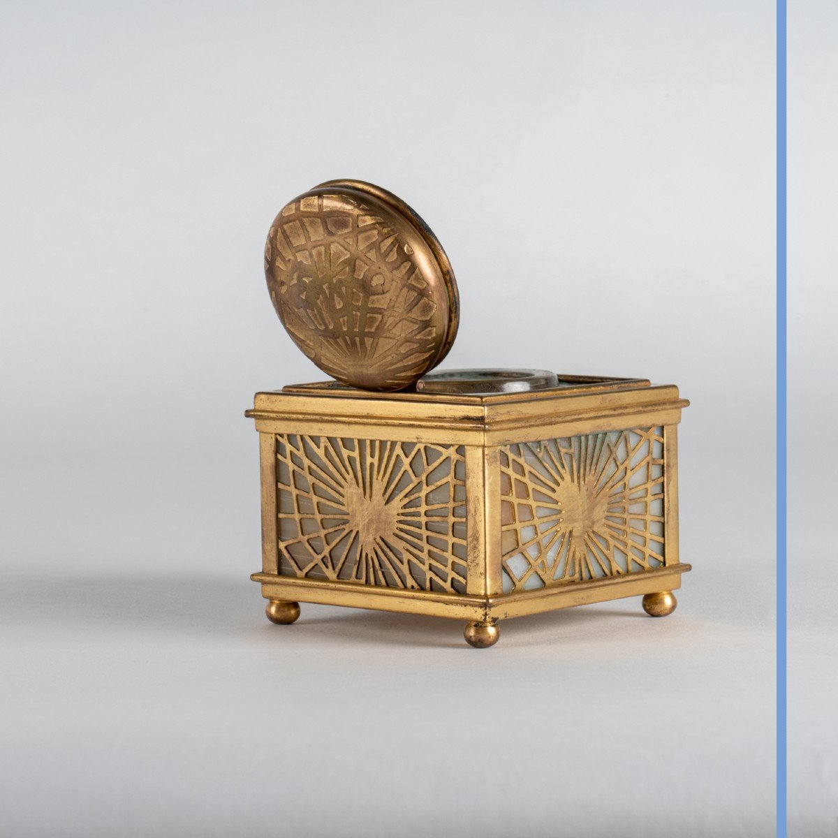 Tiffany Studios, encrier en opaline et laiton dor&eacute;, XXe-photo-1