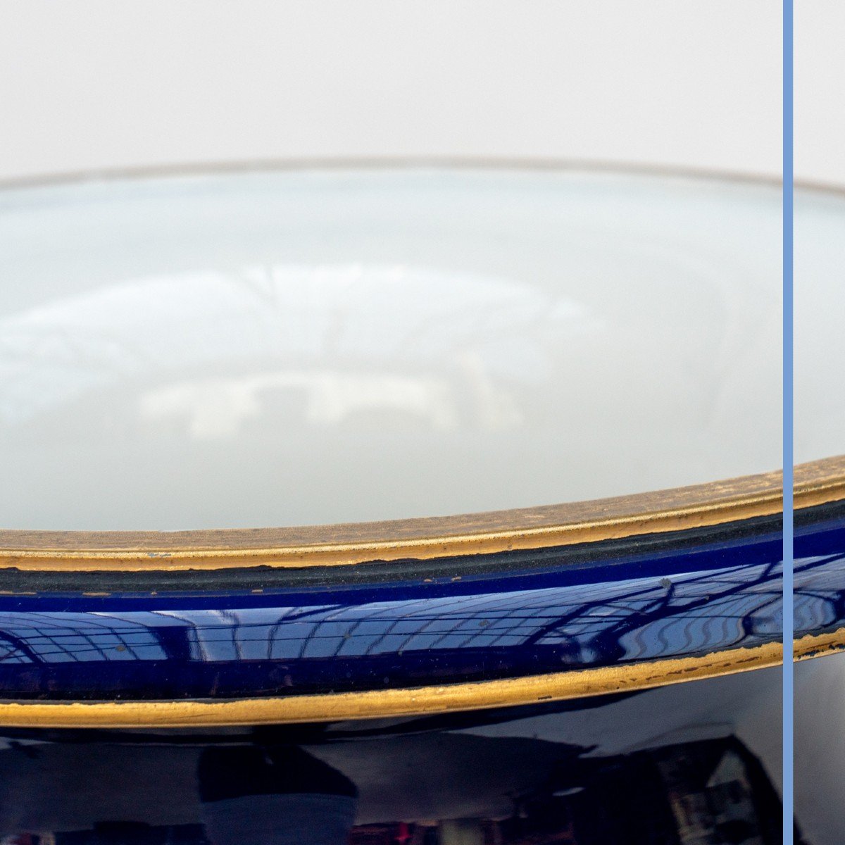 Manufacture de S&egrave;vres, paire de vases sur pi&eacute;douche en porcelaine bleu &agrave; filets dor&eacute;s, XIXe-photo-3