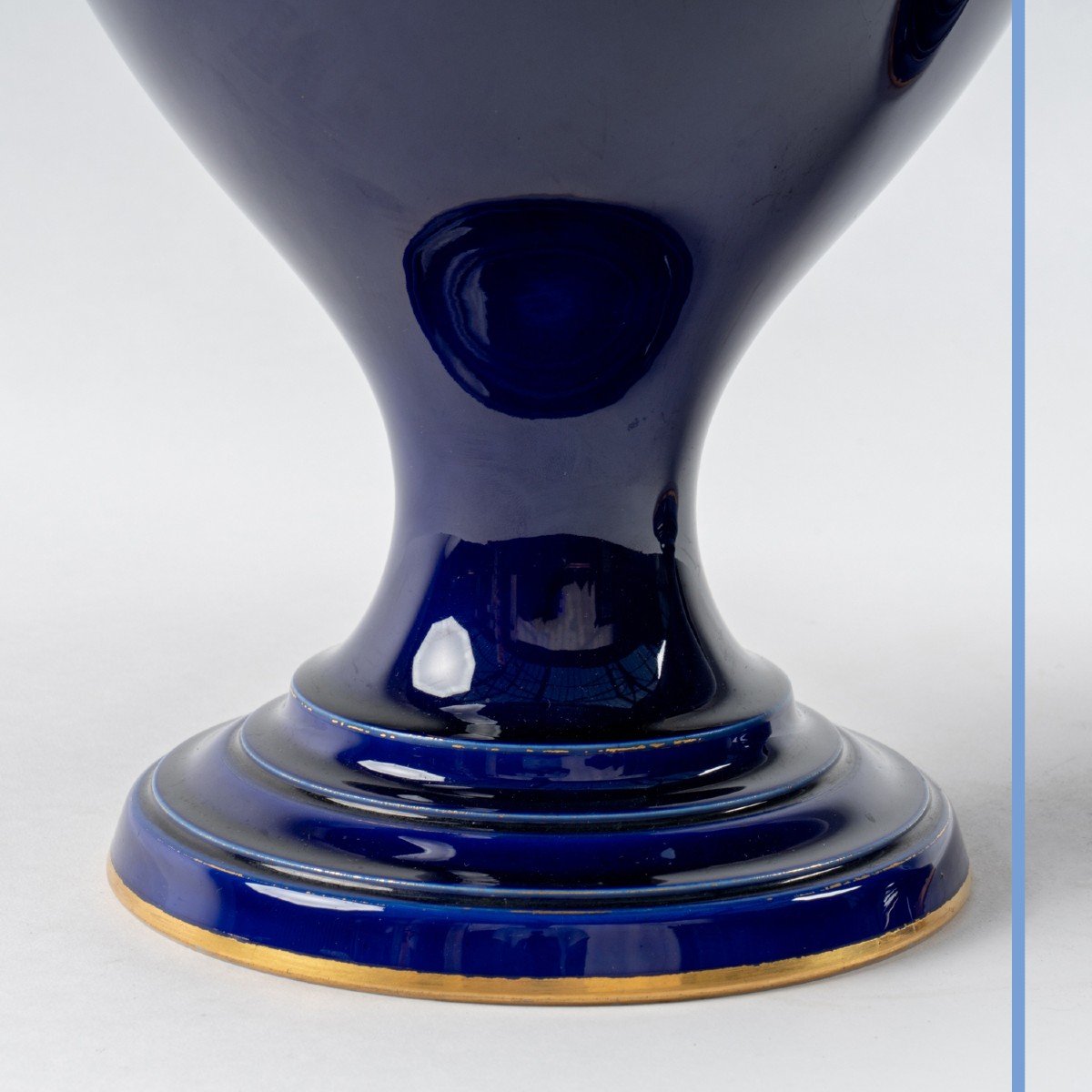 Manufacture de S&egrave;vres, paire de vases sur pi&eacute;douche en porcelaine bleu &agrave; filets dor&eacute;s, XIXe-photo-4
