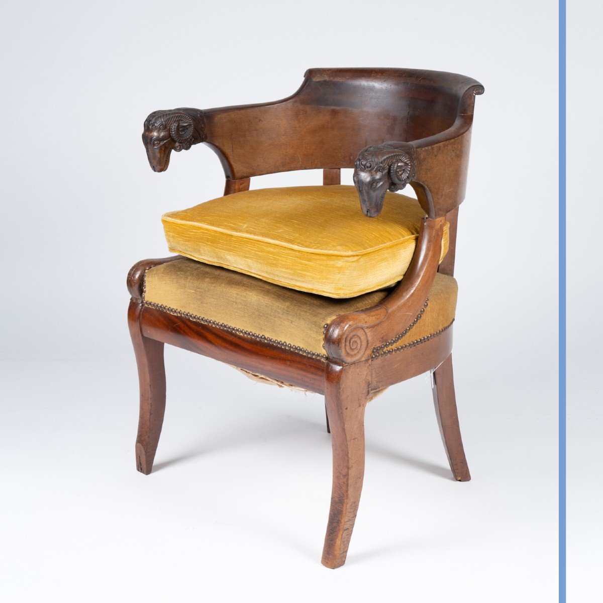 Fauteuil de bureau de forme gondole en acajou &agrave; t&ecirc;tes de b&eacute;liers de style restauration, XIXe-photo-2