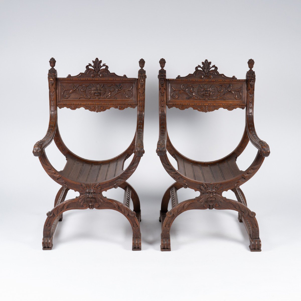 Paire de fauteuils curules en bois sculpté, XIXe
