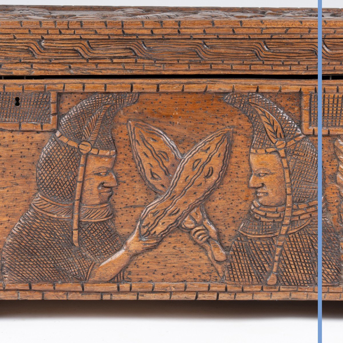 Coffre africain en bois exotique sculpt&eacute; de bas-relief, XXe-photo-4