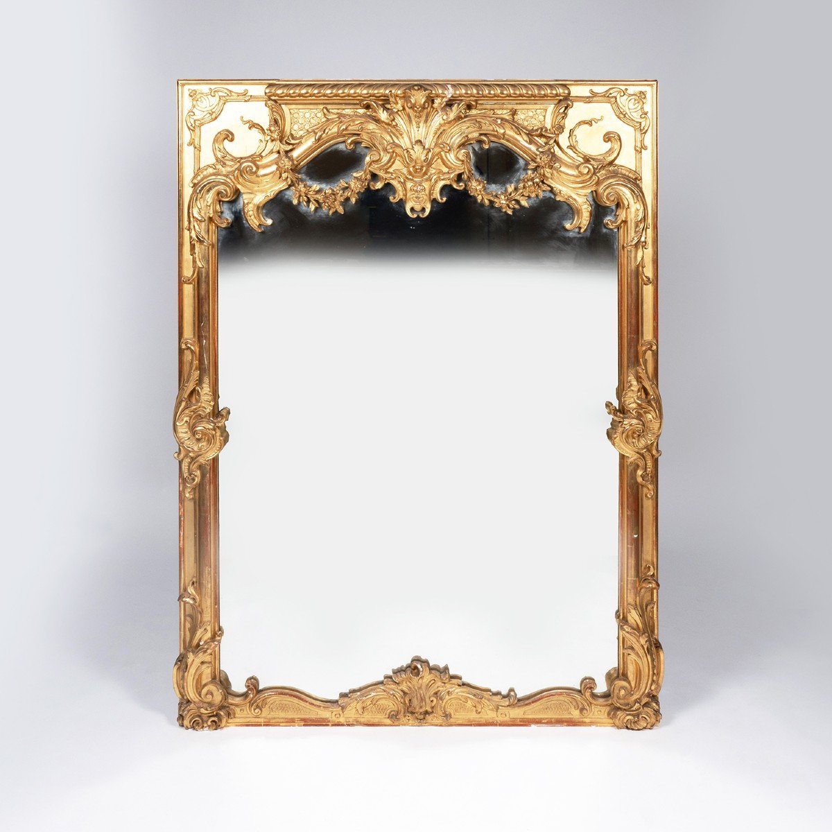 Important miroir trumeau en bois stuqu&eacute; et dor&eacute; de style R&eacute;gence, XIXe