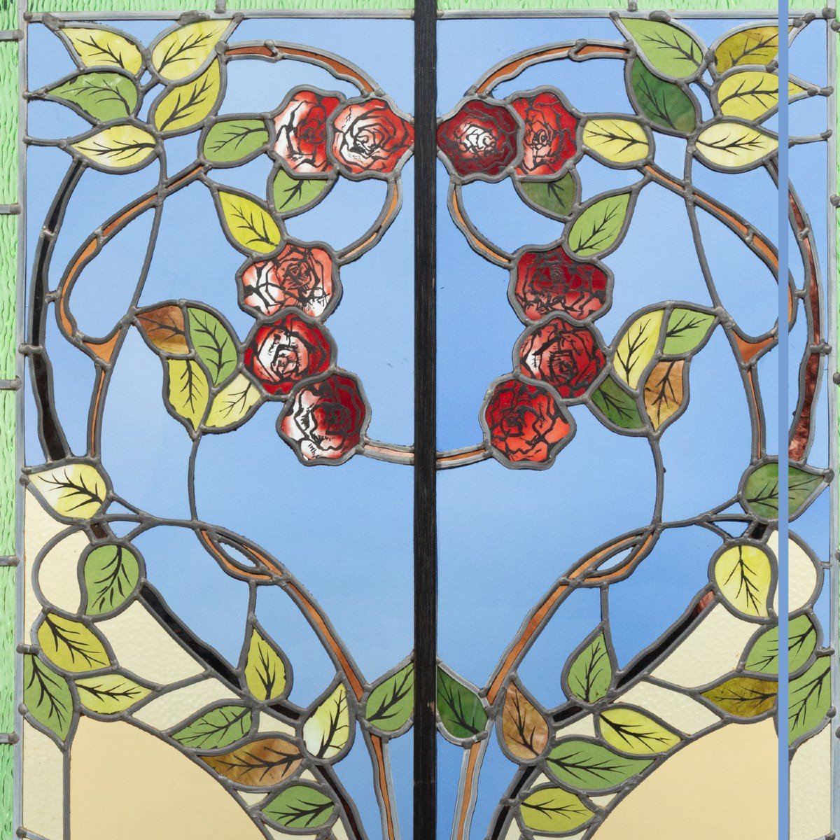 Série de trois vitraux , à décor de roses, d'une colombe et d'une corbeille de fleurs, XXe-photo-2