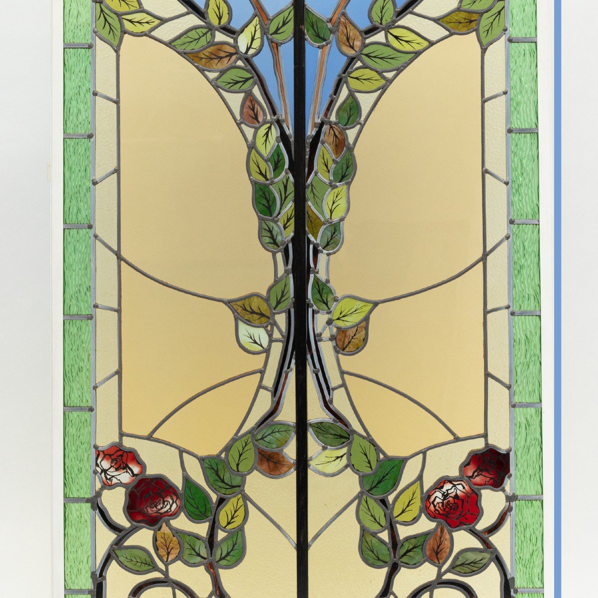 Série de trois vitraux , à décor de roses, d'une colombe et d'une corbeille de fleurs, XXe-photo-3