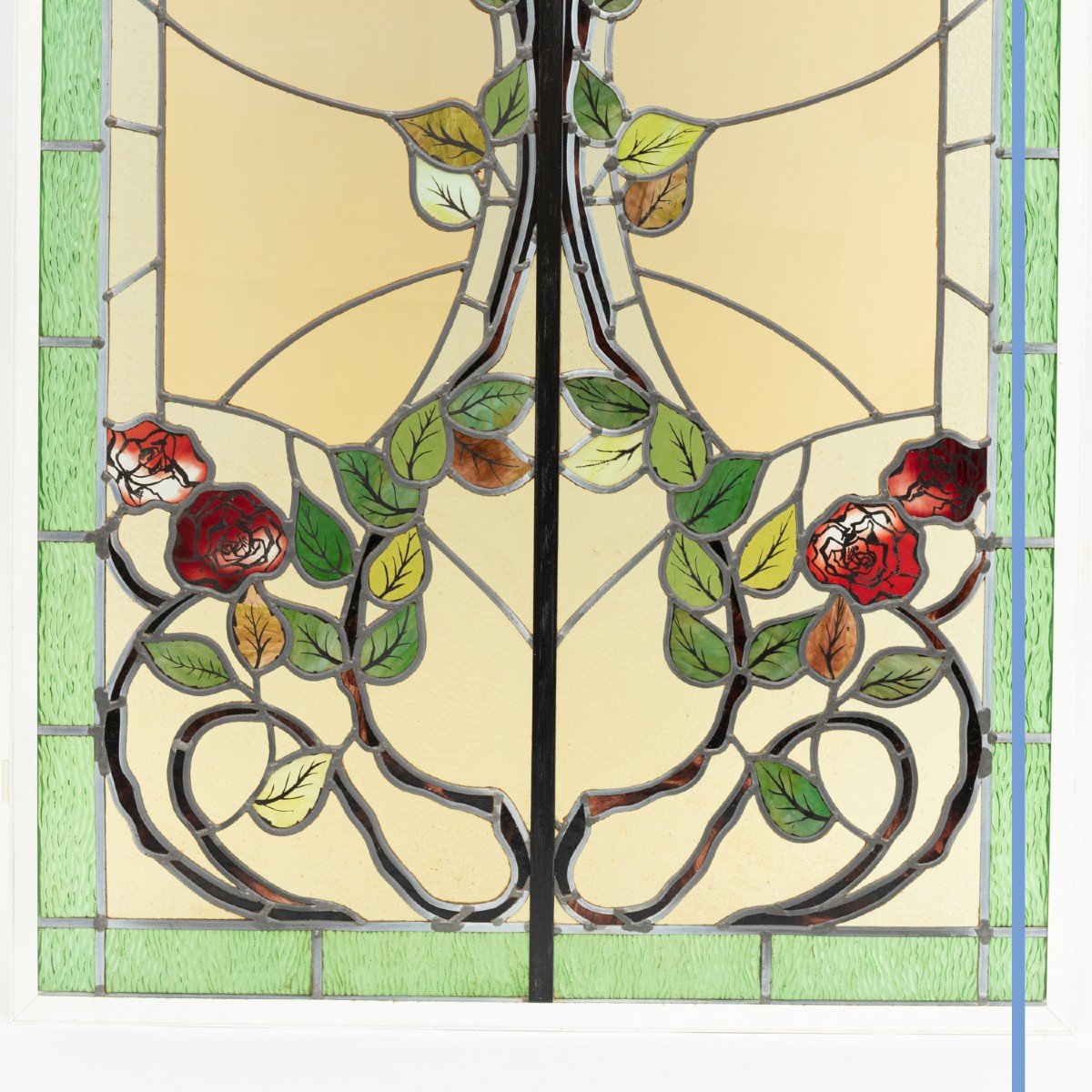 Série de trois vitraux , à décor de roses, d'une colombe et d'une corbeille de fleurs, XXe-photo-4