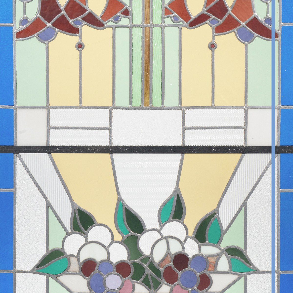 Série de trois vitraux , à décor de roses, d'une colombe et d'une corbeille de fleurs, XXe-photo-7