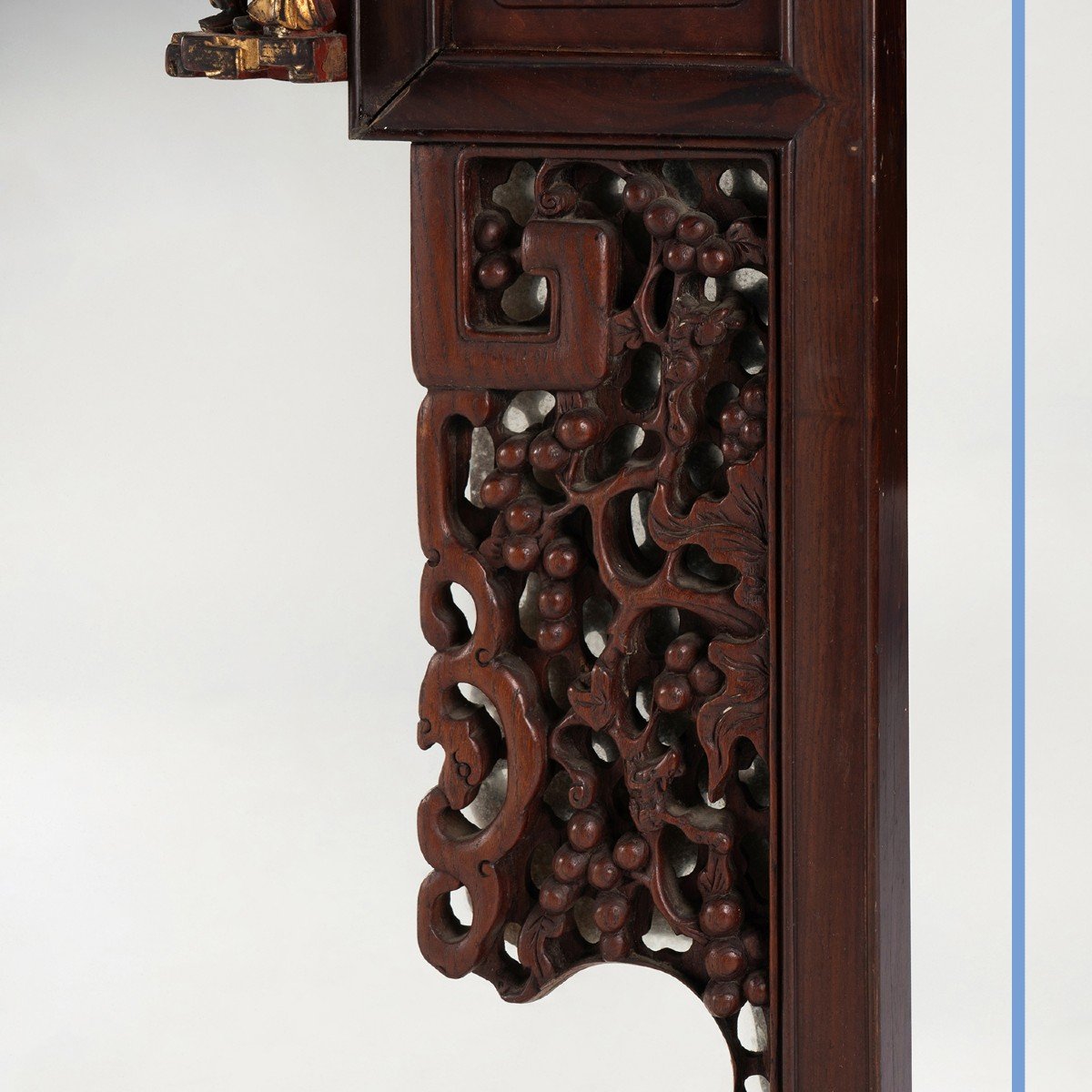 Miroir en bois exotique finement sculpté, laque rouge et dorure, Chine, XIXe-photo-4