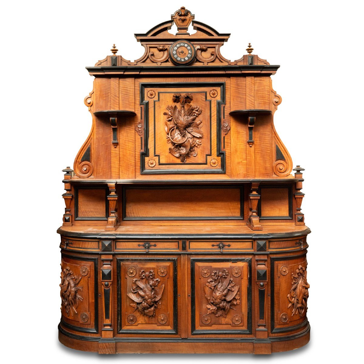 Meuble de Relais de cHasse, buffet deux corps en noyer sculpté, XIXe