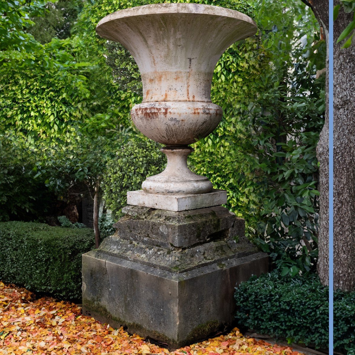 Vase Médicis en fonte laqué blanc sur un socle en pierre, fin XVIIIe-photo-2