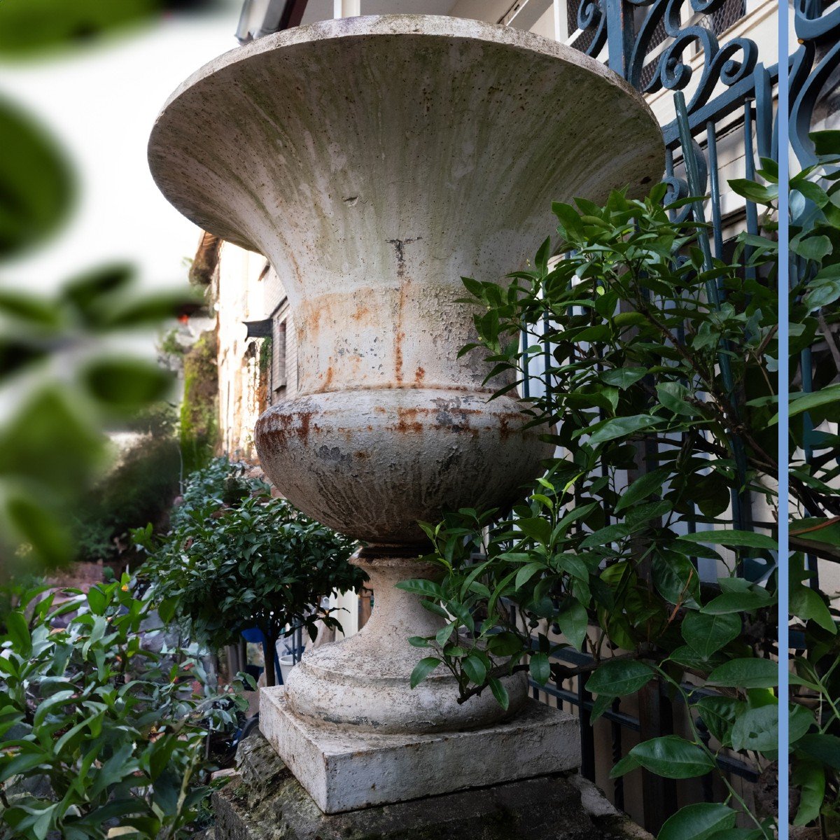 Vase Médicis en fonte laqué blanc sur un socle en pierre, fin XVIIIe-photo-3