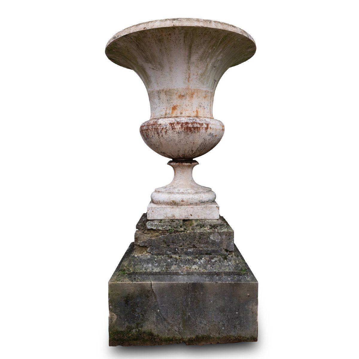 Vase Médicis en fonte laqué blanc sur un socle en pierre, fin XVIIIe